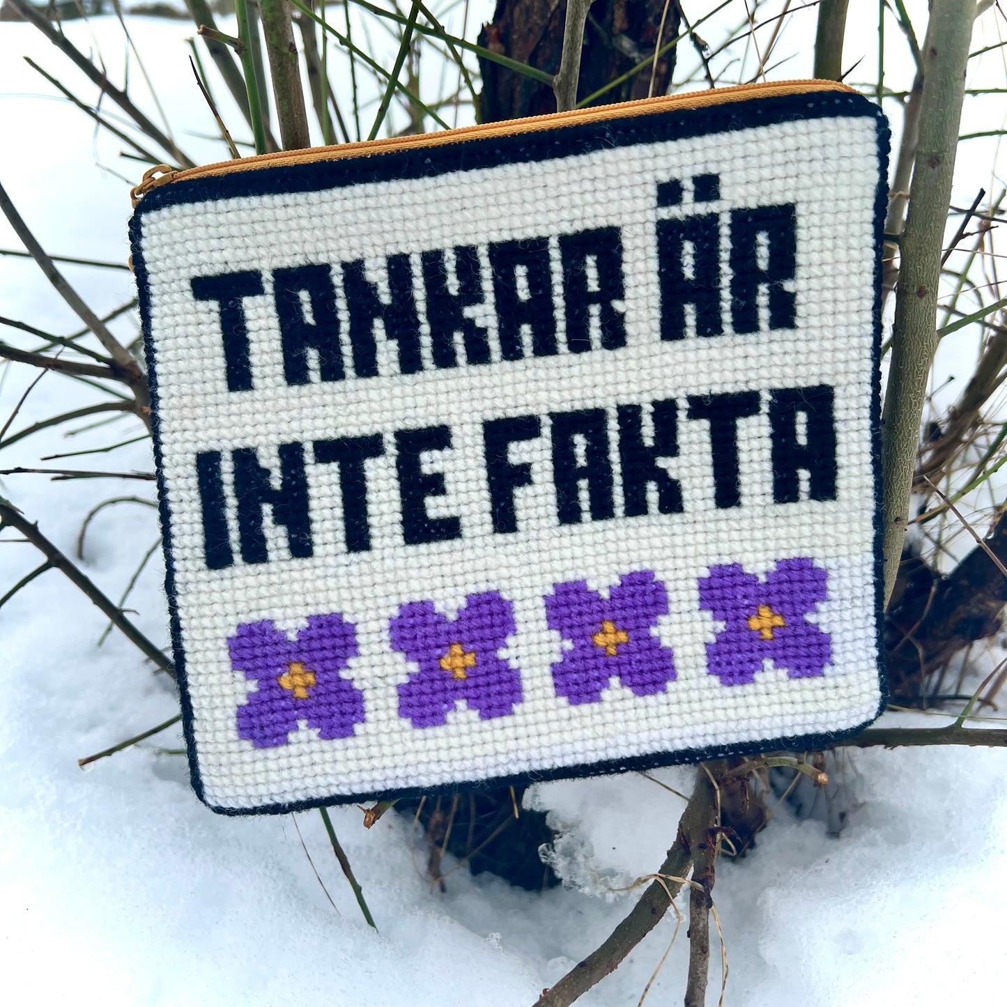 Broderikit med ullgarn, med texten ”tankar är inte fakta” 20,5x17,5cm