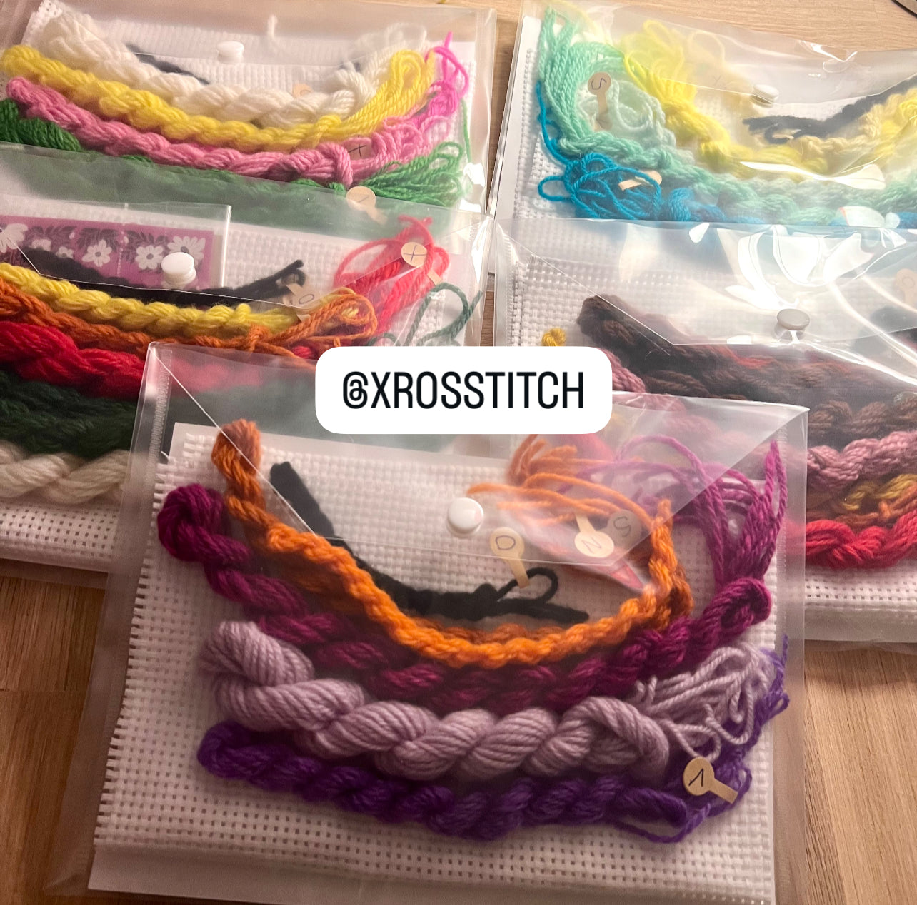 Broderikit på en blomstrande äng