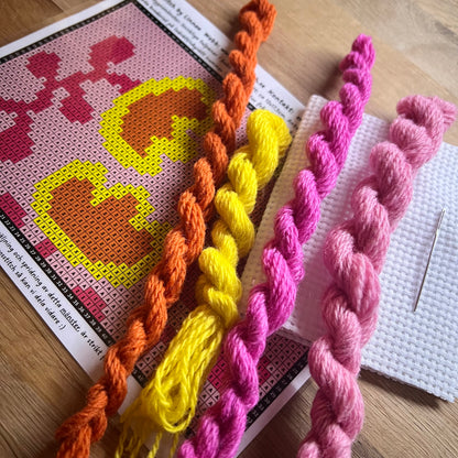 Broderikit med ullgarn ”snirkliga tulpaner” 12x17,5cm