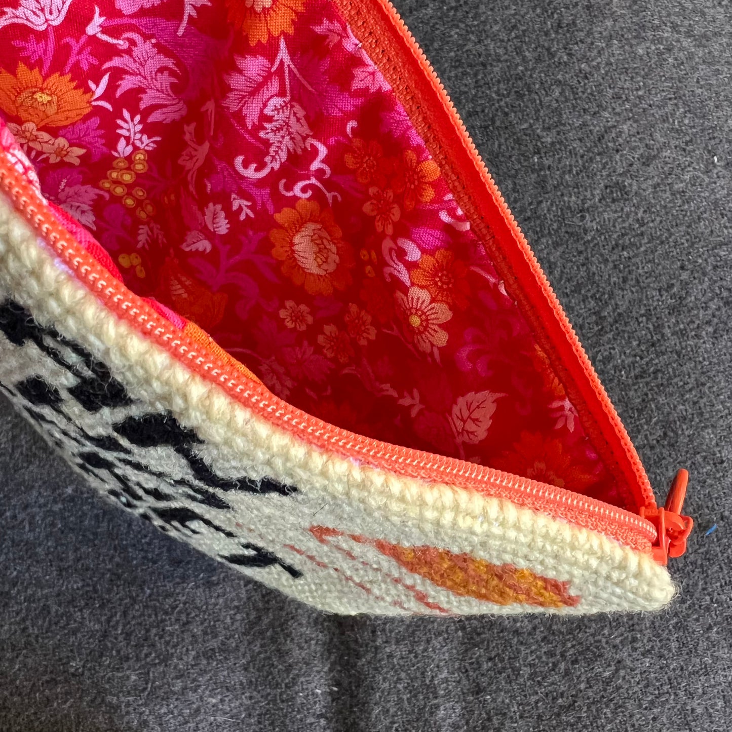 Handgjord unik börs, med text ”man kan aldrig ha för mycket garn” ljusgrå 17,5x25cm