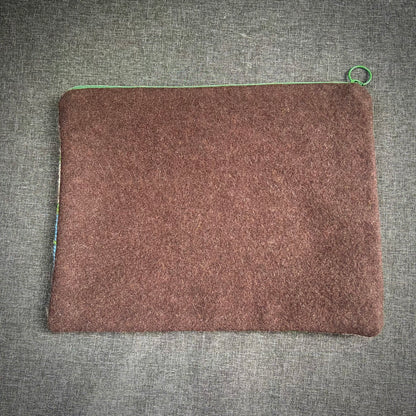 Broderi & sykit, stort fodral ”Där berget möter sjön, i harens rike” ca 20x28cm