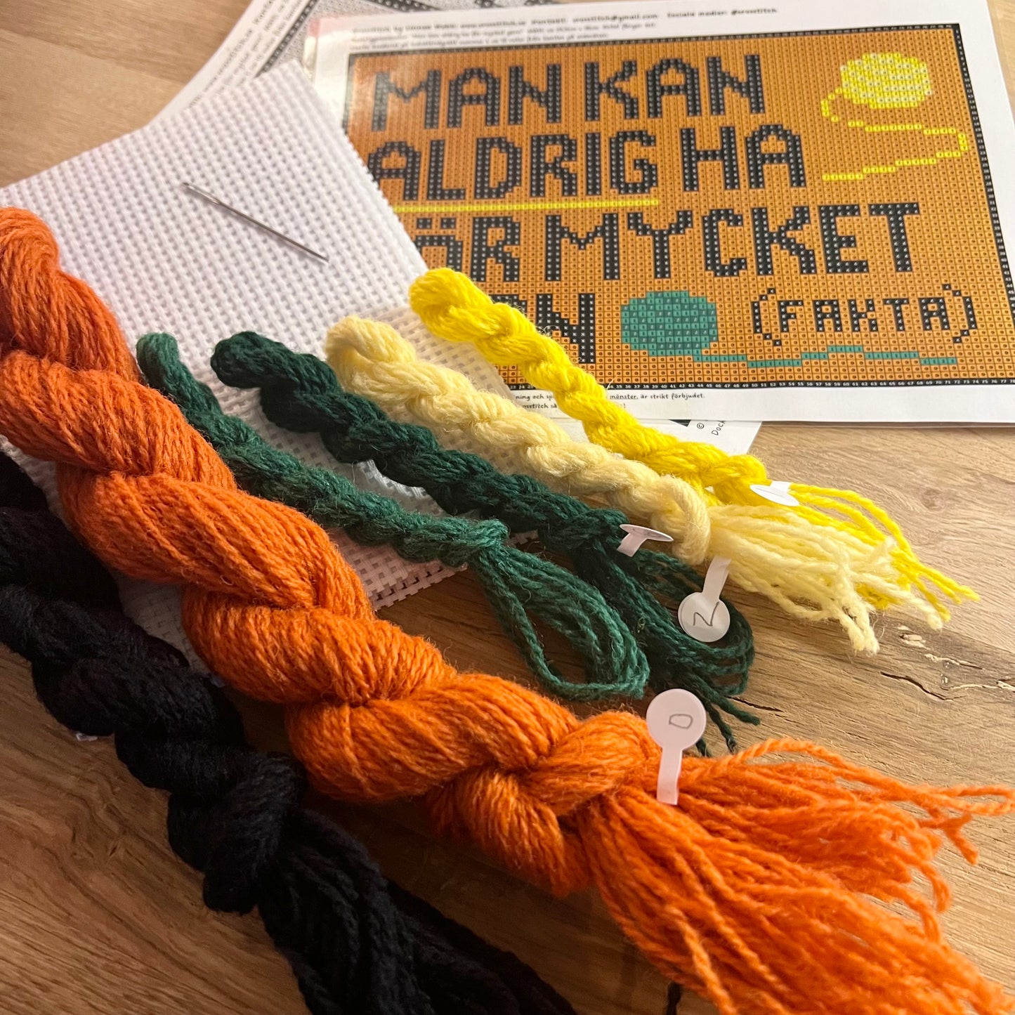 Broderikit med ullgarn ”man kan aldrig ha för mycket garn” 25x18cm