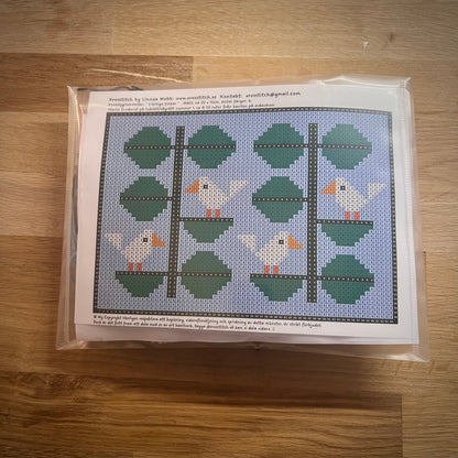 Broderikit med ullgarn ” flörtiga finkar ” 20x15cm