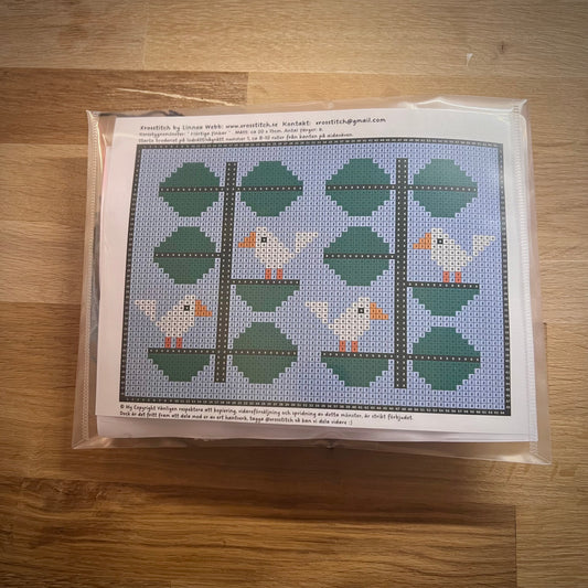 Broderikit med ullgarn ” flörtiga finkar ” 20x15cm