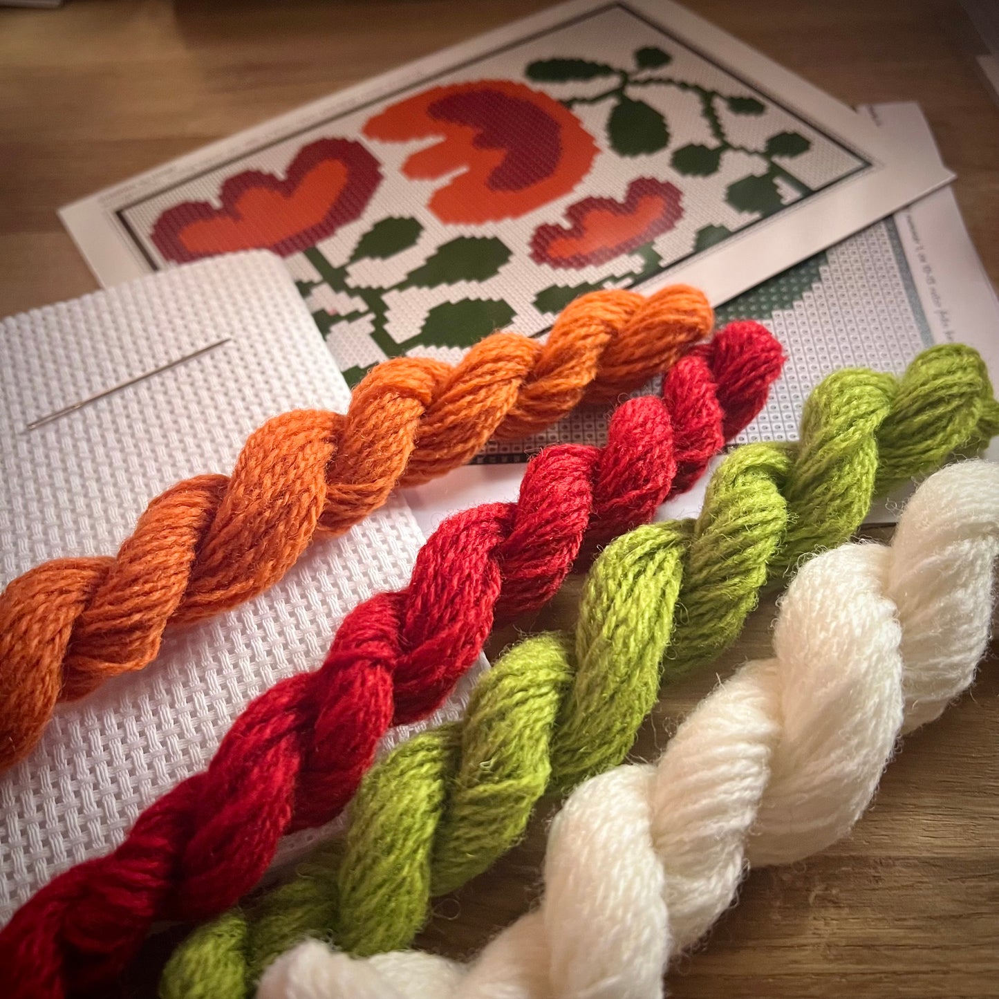 Broderikit med ullgarn ”snirkliga tulpaner, stora” 25,5x18,5cm