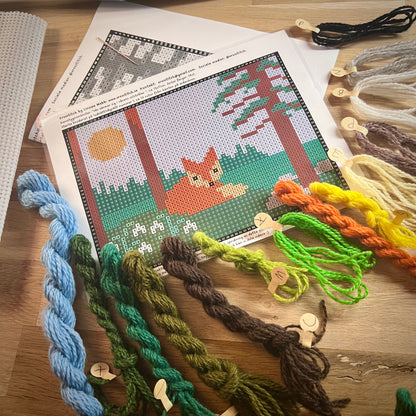 Broderikit med ullgarn ”räv värmer sig i vårens solstrålar” 13x17cm