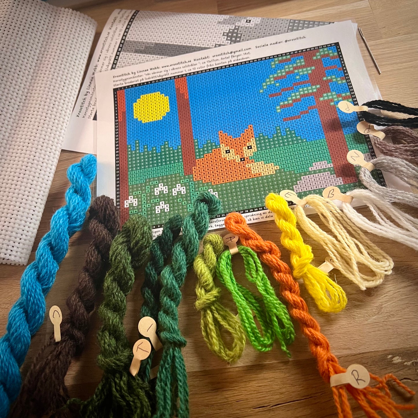Broderikit med ullgarn ”räv värmer sig i vårens solstrålar” 13x17cm