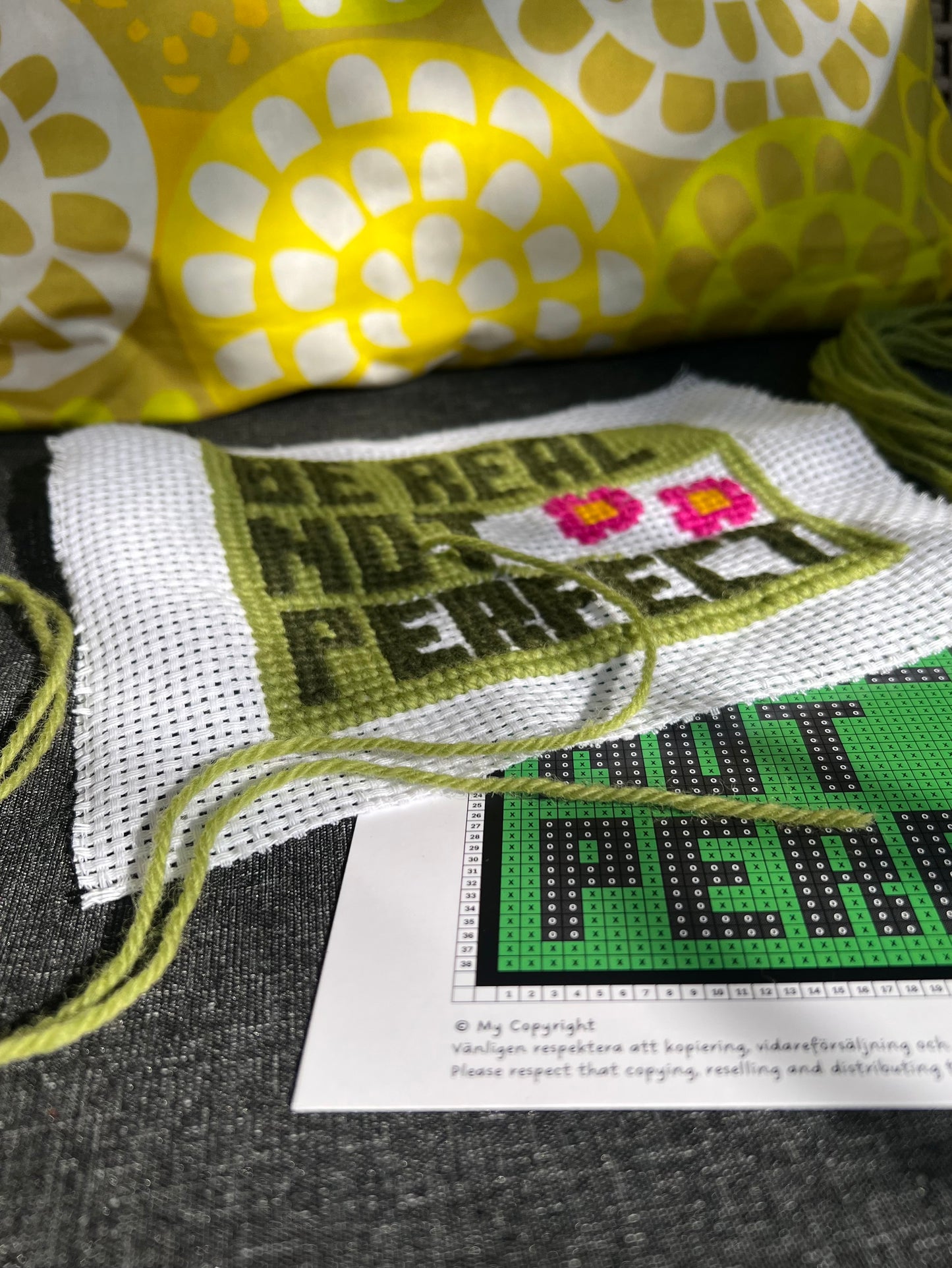 Broderikit med texten ”be real, not perfect” 