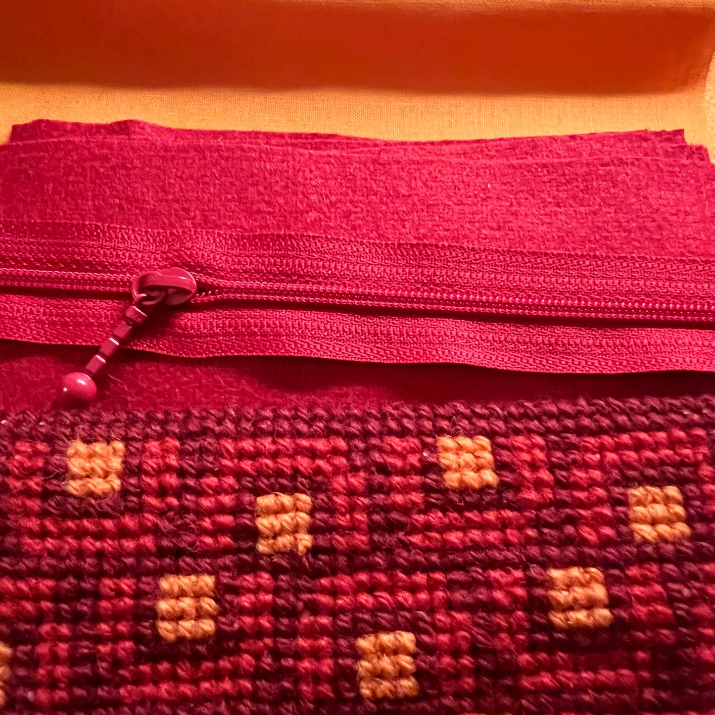 Broderi & sykit, liten börs ”tunnelsyn, ankomst” 10x13cm