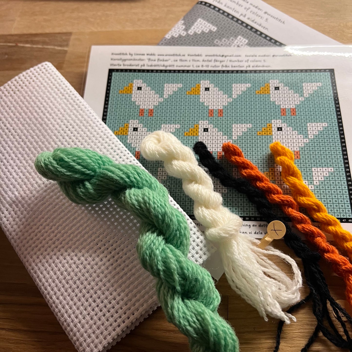 Broderikit med ullgarn ”fina finkar”
