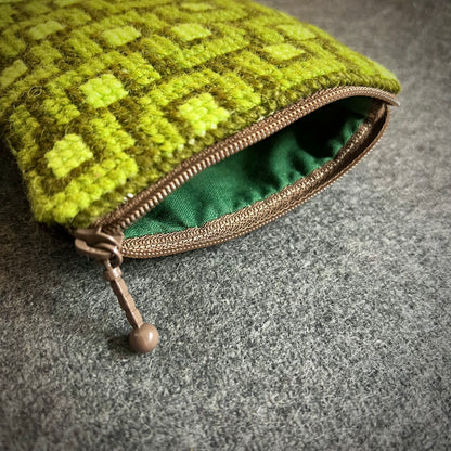 Mobil och glasögonfodral kit ”tunnelsyn, ankomst” mossa/jord 12,5x20cm