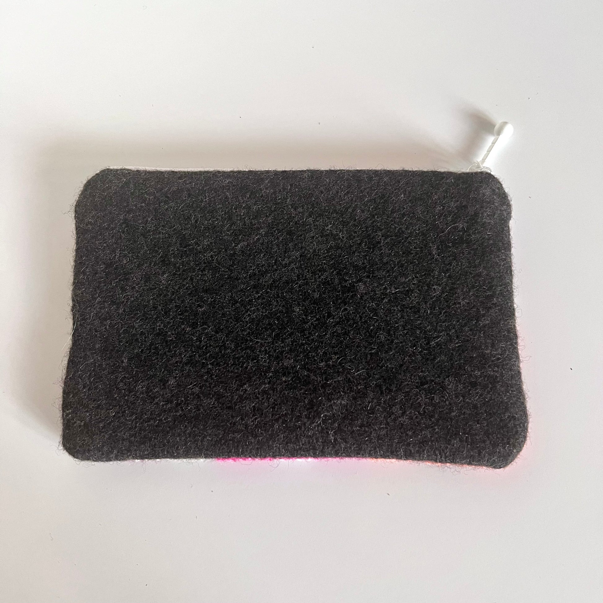 Unik handgjord nysydd börs portmonnä plånbok broderat korsstygn med ullgarn färg rosa grå vit svart aprikos hög kvalitet från Sverige broderat med mönster runda cirklar baksida vadmal ull