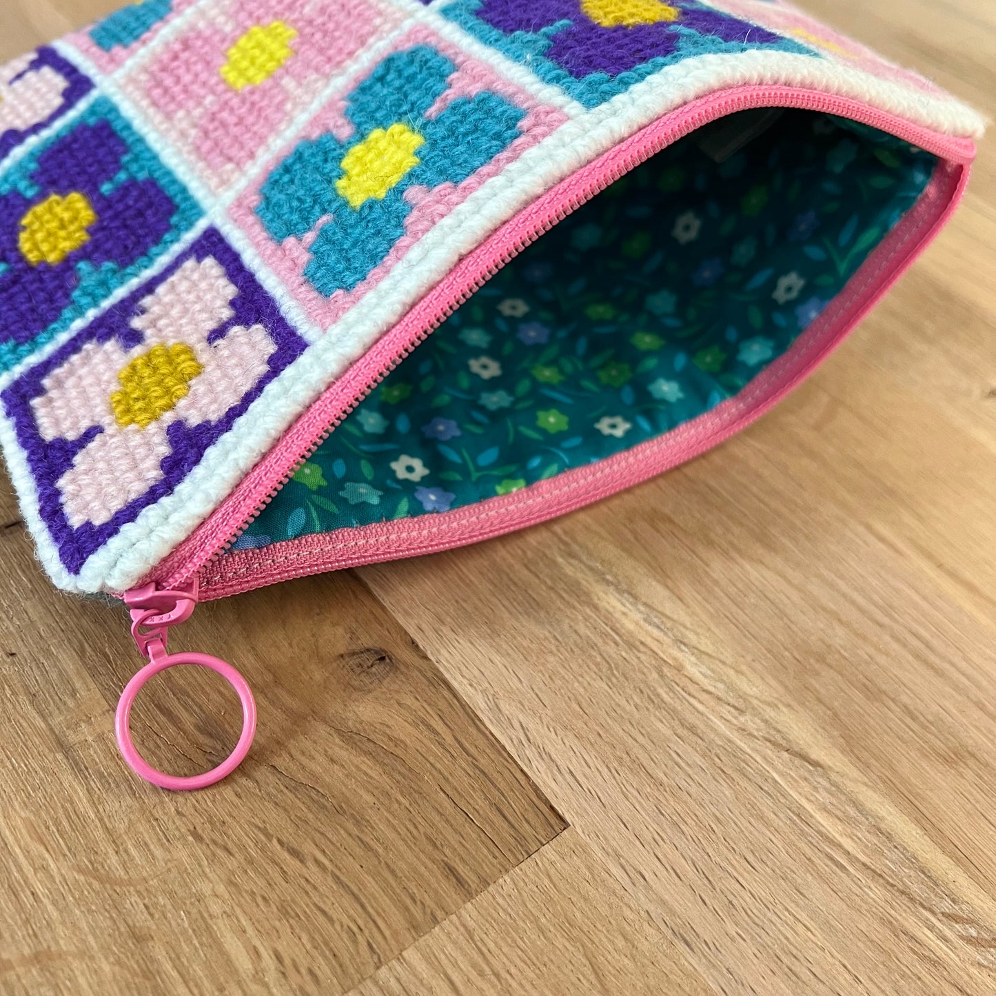 Handgjord unik börs, ”rutor i blom” lila/rosa/turkos 20,5x16cm