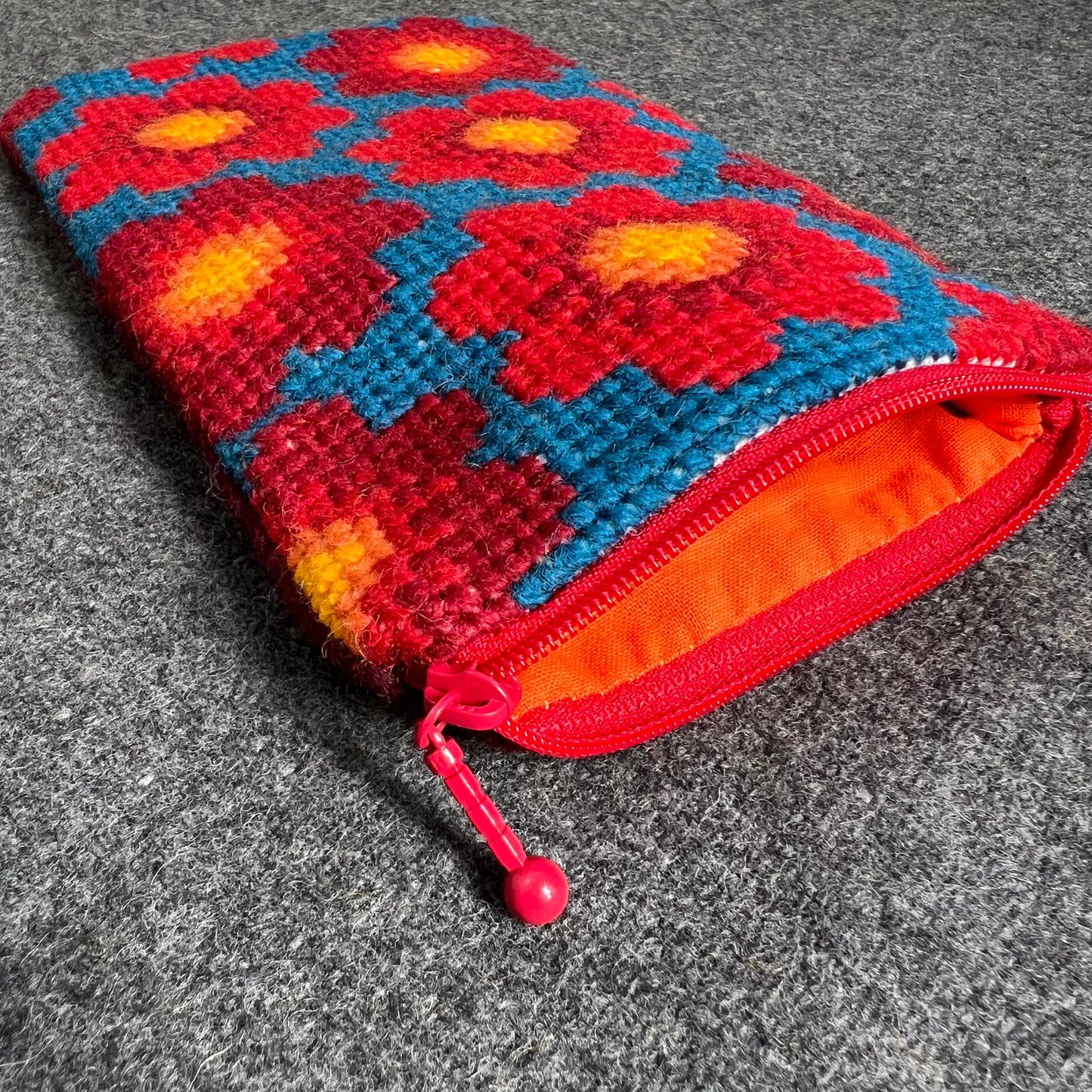 Mobil och glasögonfodral kit ”sommarblom” blå/röd 12x20cm