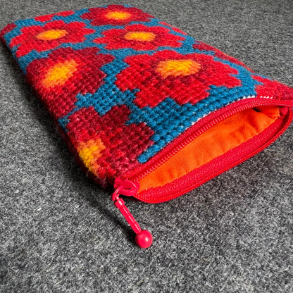 Mobil och glasögonfodral kit ”sommarblom” blå/röd 12x20cm