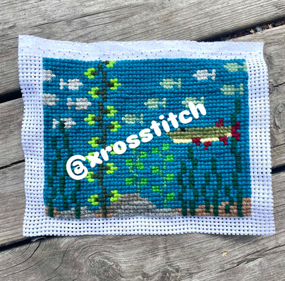 Egendesignat korsstygn mönster broderi med småfiskar och en gädda i svensk natur under vattnet i en sjö