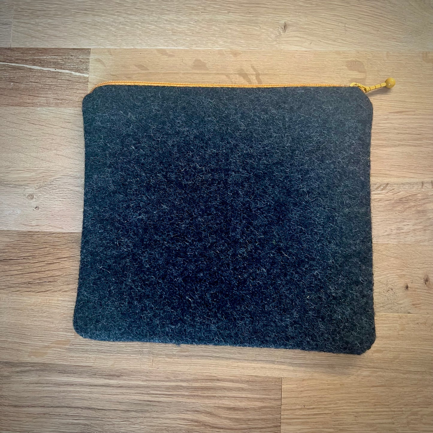 Handgjord unik börs ”tankar är inte fakta” 17,5x19,5cm