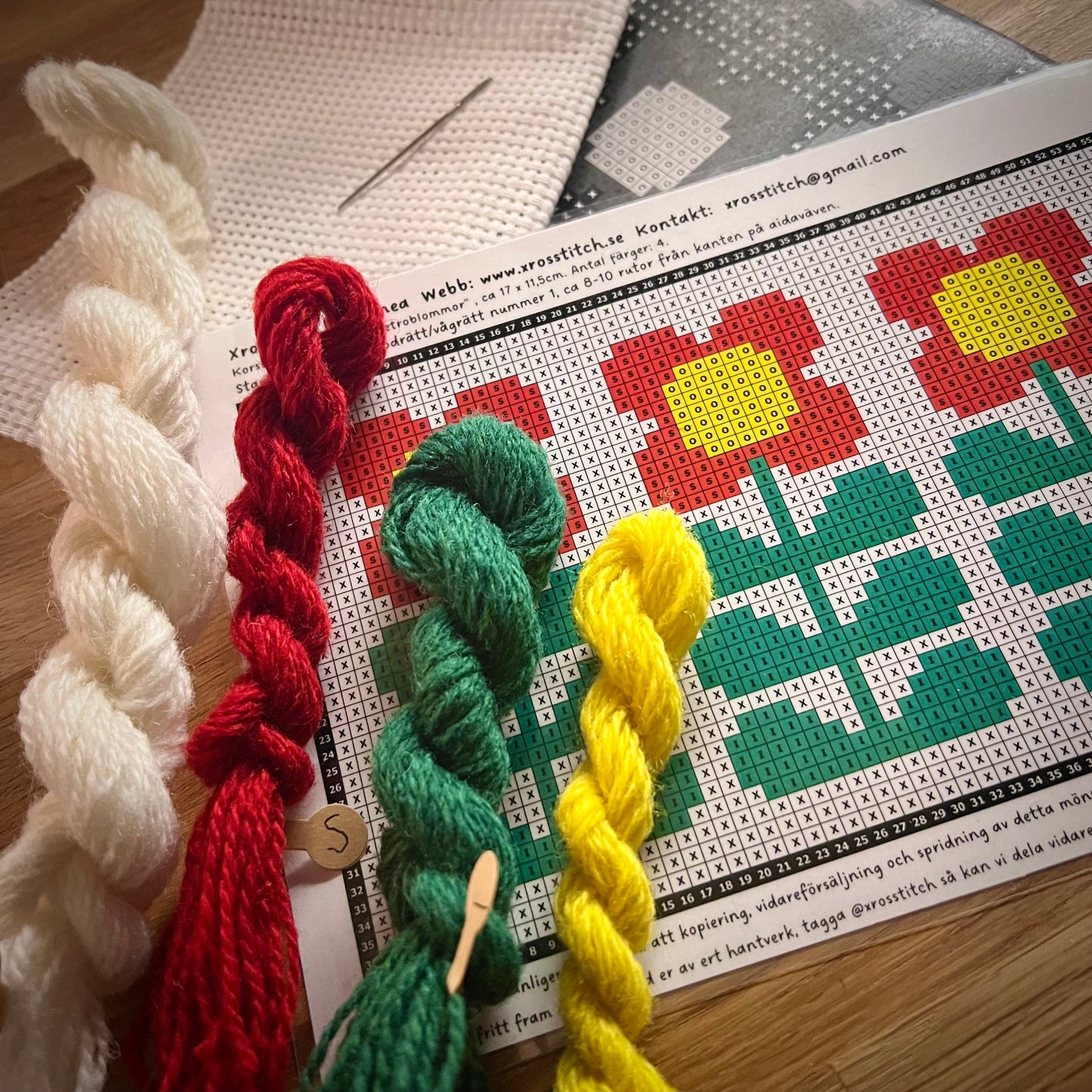 Broderikit med ullgarn ” 3 retroblommor ”