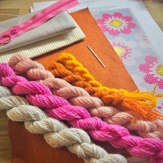 Mobil och glasögonfodral kit ”sommarblom” ljusgrå/rosa 12x20cm