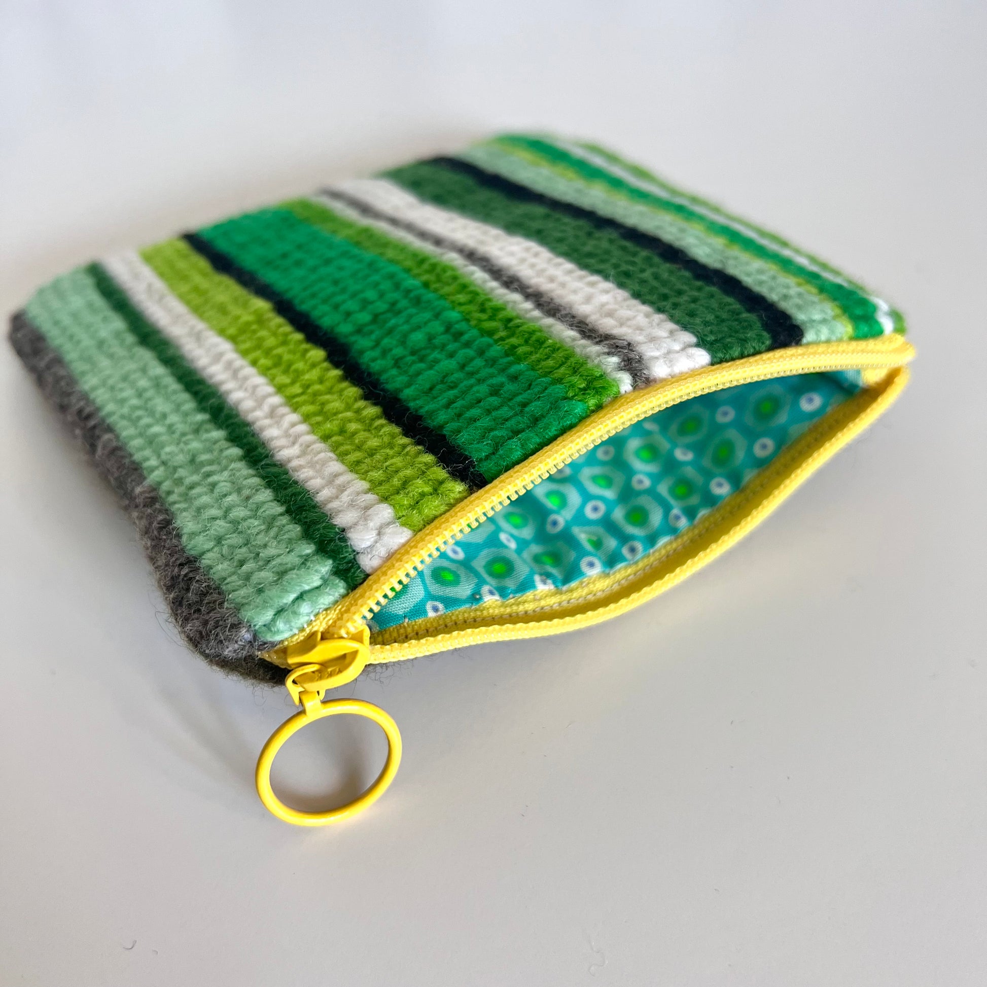 Handgjord unik börs korsstygns broderi i retrostil eget mönster 