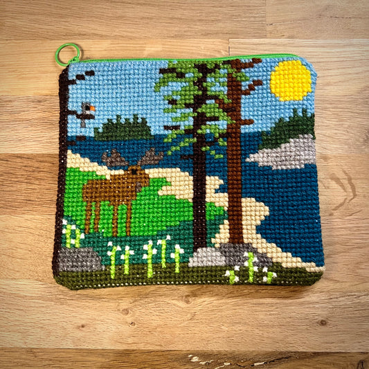 Handgjord unik börs, älg ”dags för ett dopp” nr2, 18,5x16cm