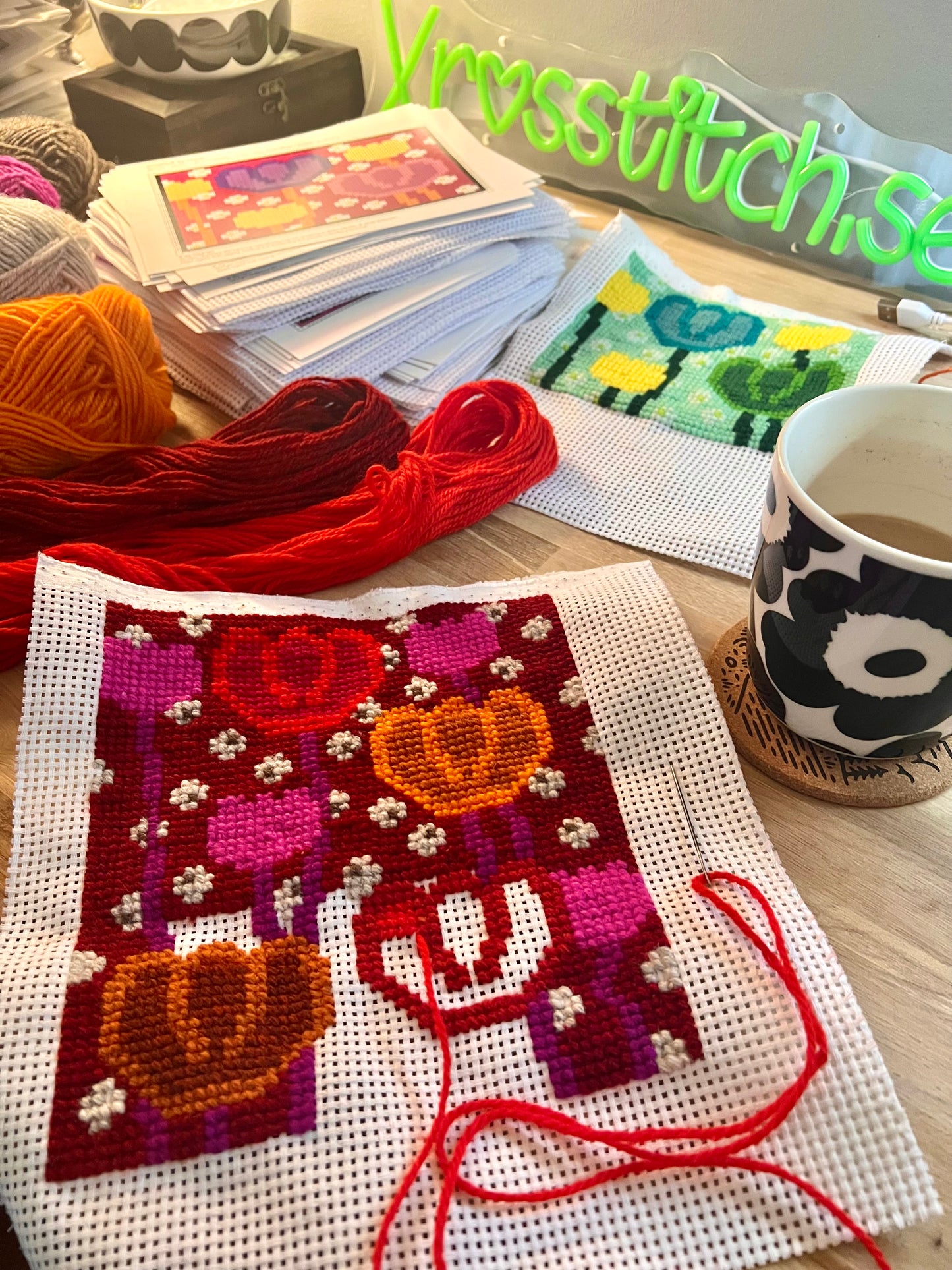 Handgjord unik axelremsväska, blommor & bär röd/rosa