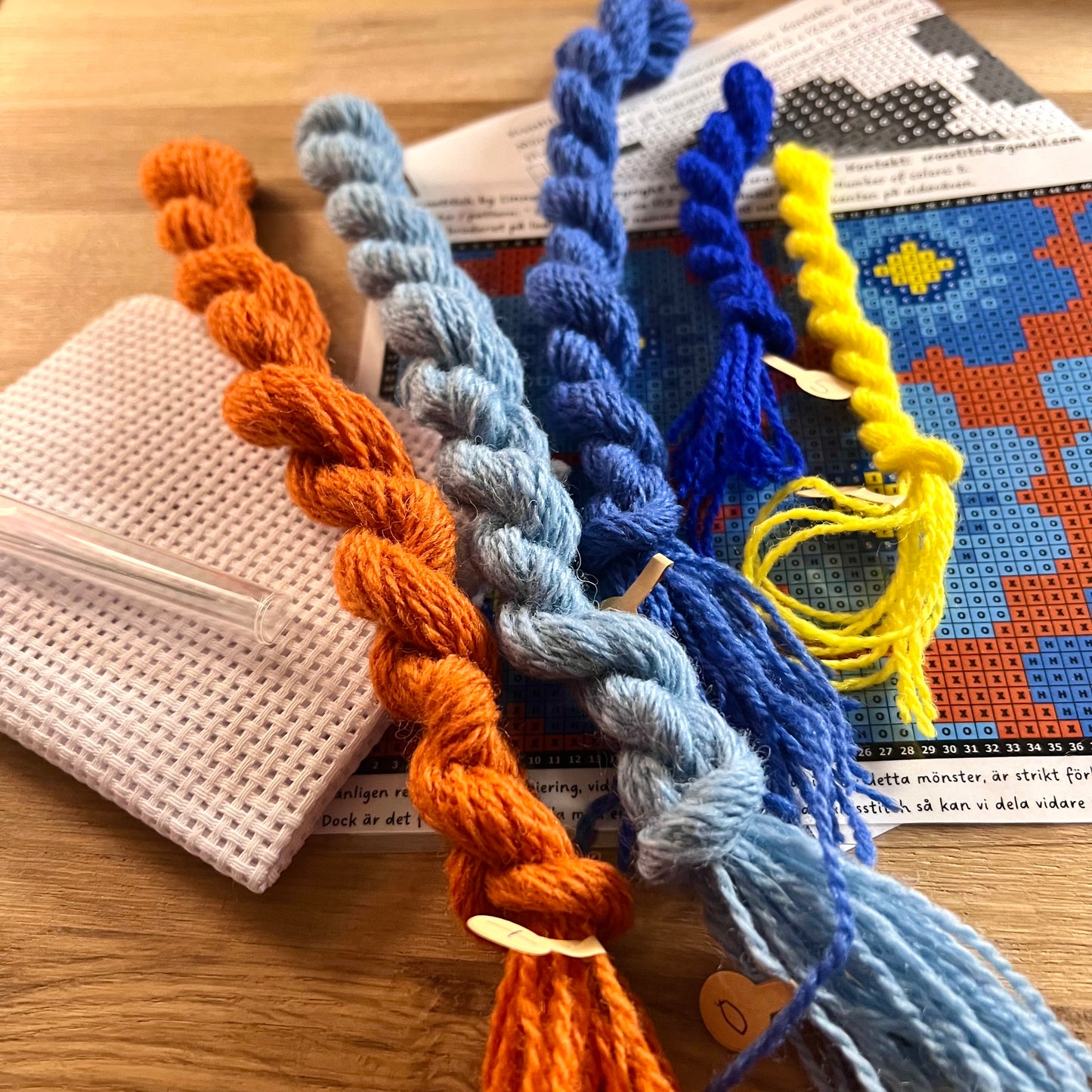 Broderikit med ullgarn ”sommarblom”