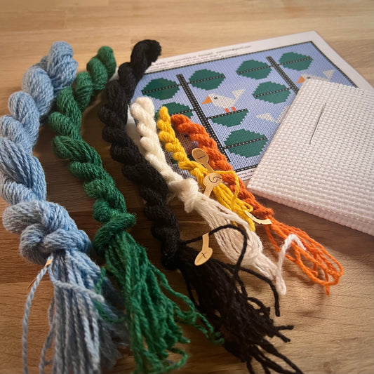 Broderikit med ullgarn ” flörtiga finkar ” 20x15cm