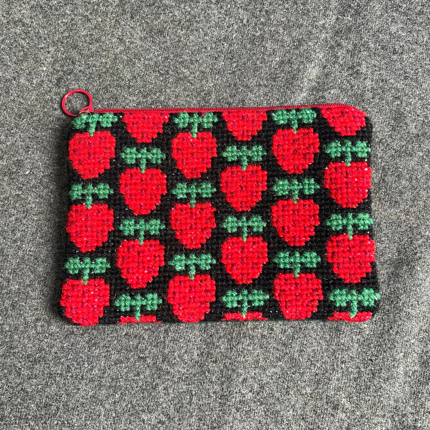 Handgjord unik börs, ”jordgubbslandet” svart 18x13cm