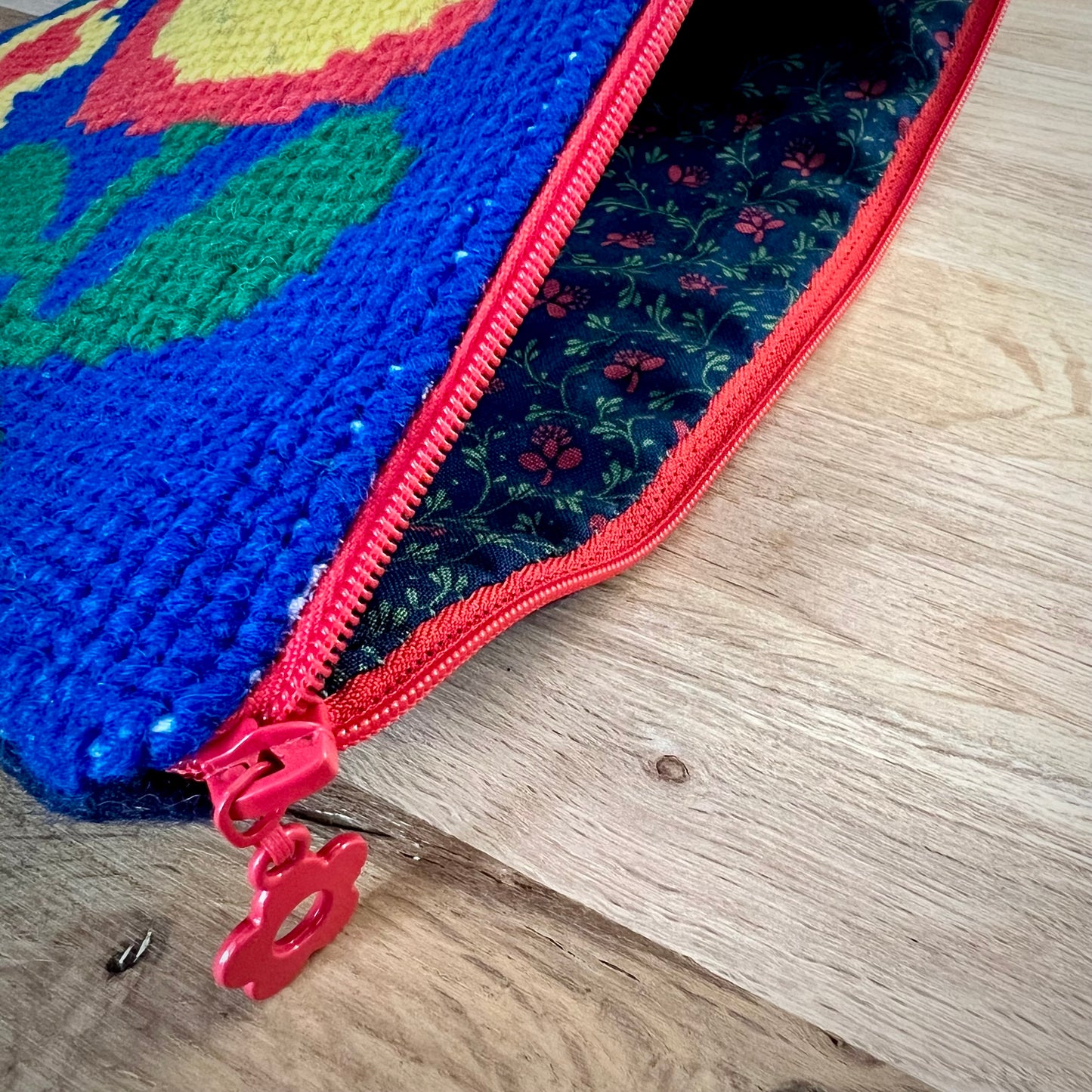 Handgjord unik börs, ”snirkliga tulpaner, stora” blå/röd/gul/grön 25x18cm