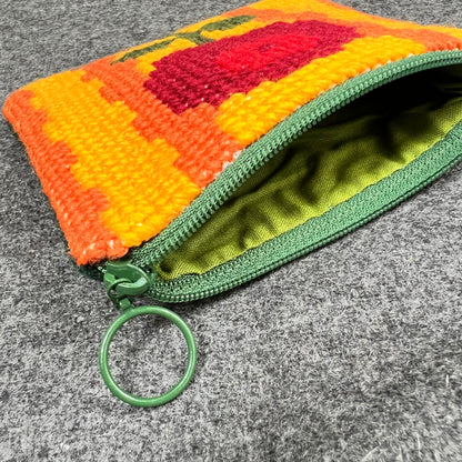 Broderi & sykit, liten börs ”det ensamma lilla lingonet” 11,5x13,5cm