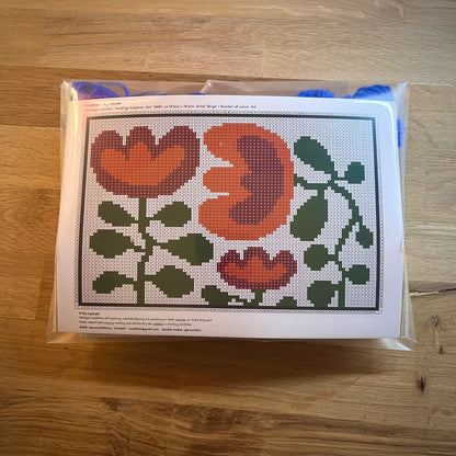 Broderikit med ullgarn ”snirkliga tulpaner, stora” 25,5x18,5cm