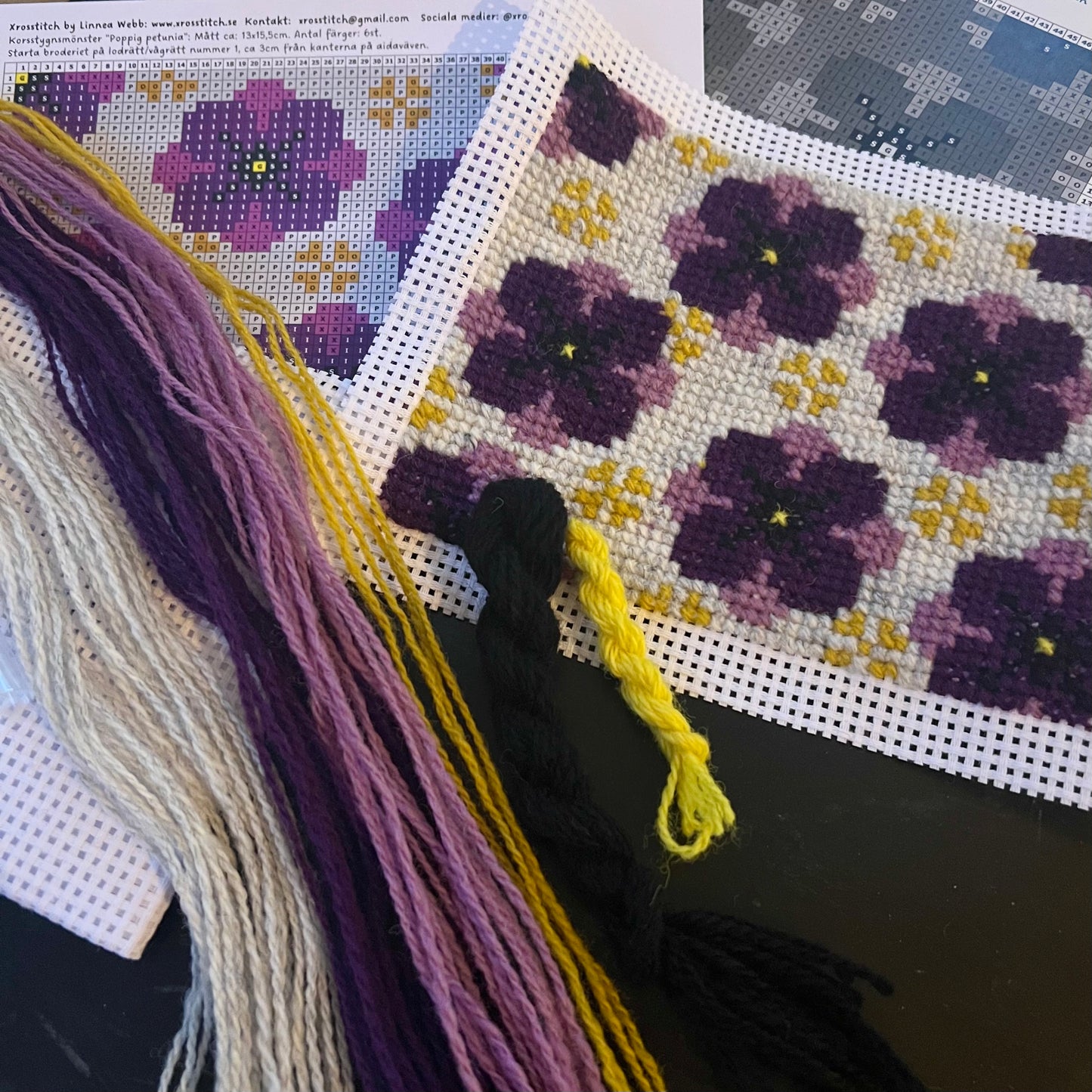 Broderikit med ullgarn ”Poppig Petunia” 13x15,5cm