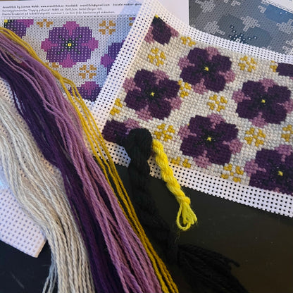 Broderikit med ullgarn ”Poppig Petunia” 13x15,5cm
