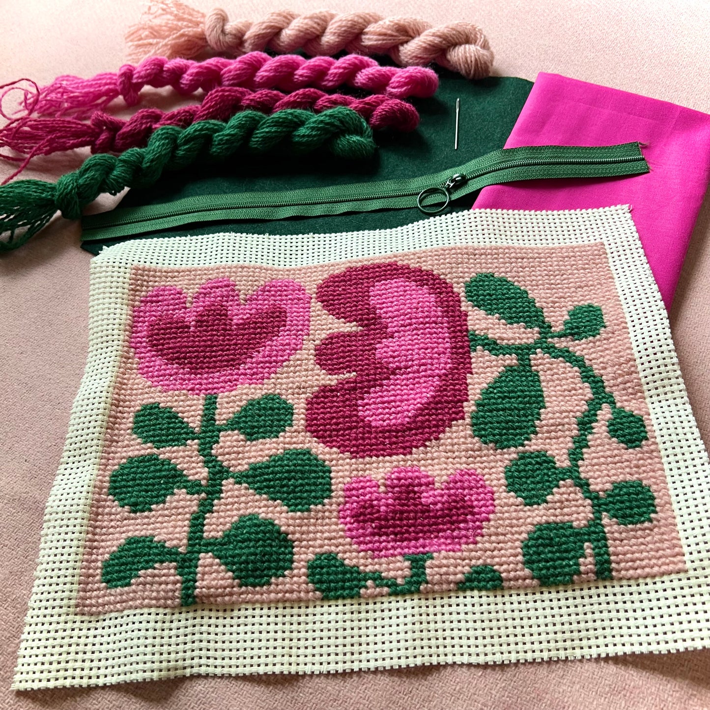 Broderi & sykit, fodral ”snirkliga tulpaner, stor” ca 18,5x25cm, gammalrosa bakgrund
