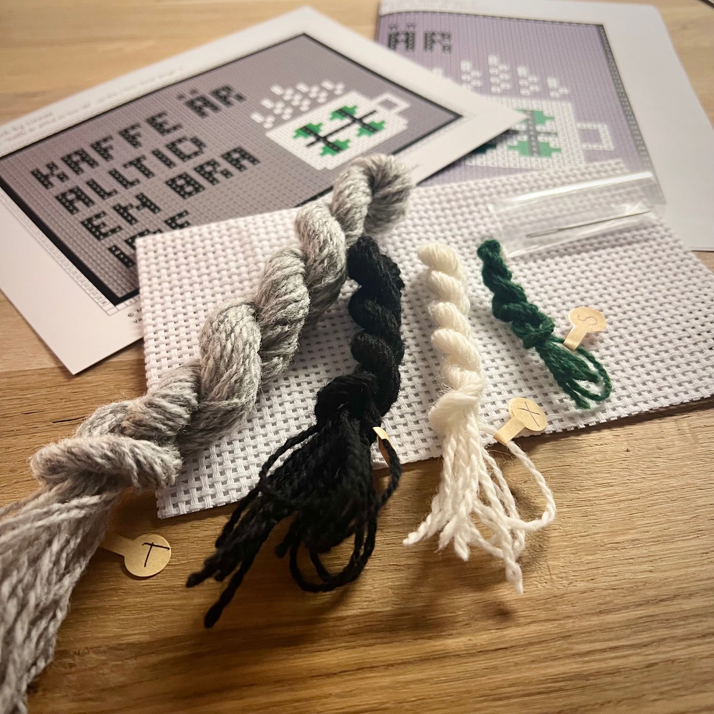 Ullbroderi kit med texten ”kaffe är alltid en bra ide”