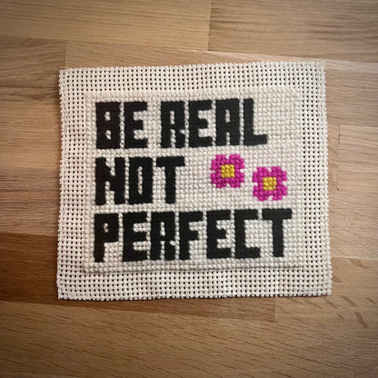 Ullbroderi kit med texten ”be real, not perfect” 14,5x12cm