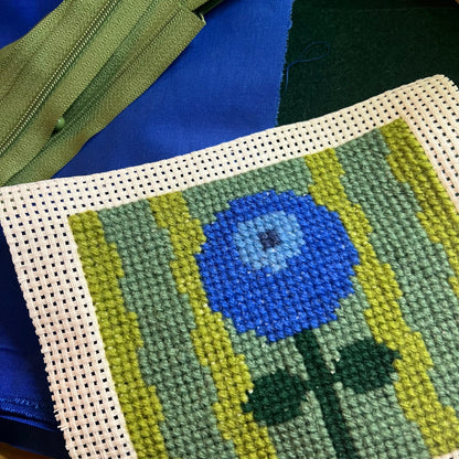 Broderi & sykit, liten börs ”det ensamma lilla blåbäret” 11,5x13cm