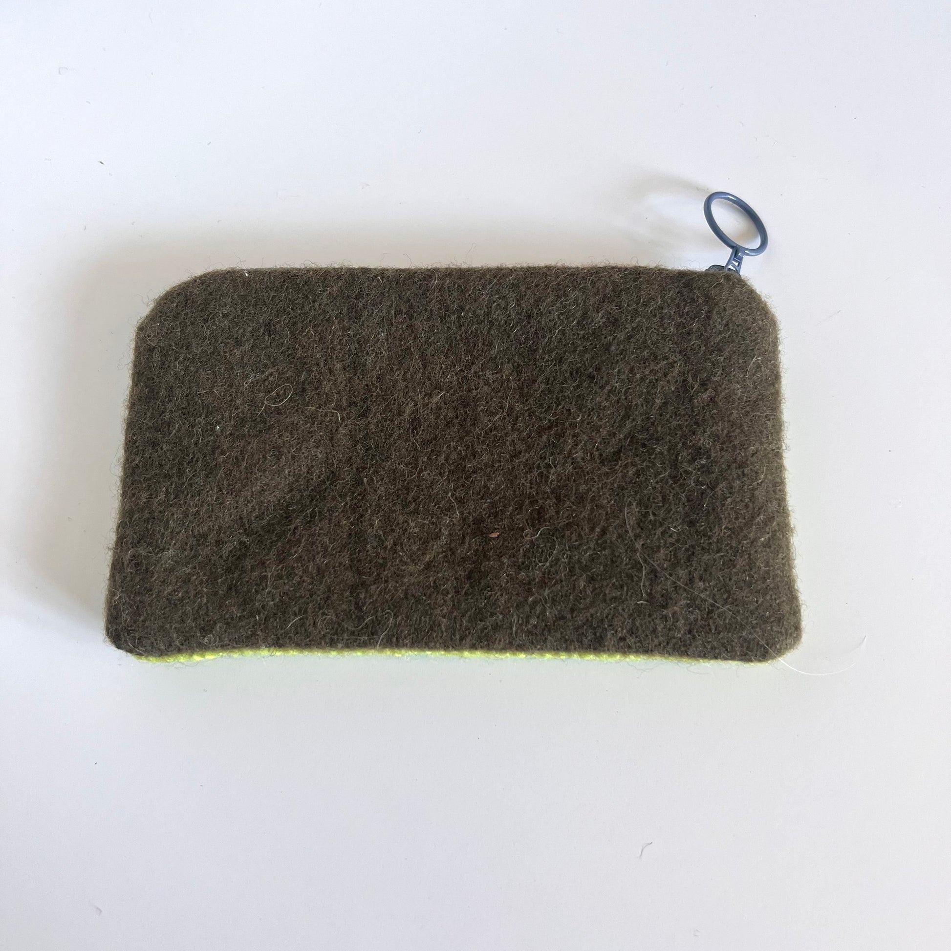 Handgjord unik börs korsstygns broderi i retrostil broderad i ull 3st blommor med blad på rad, eget unikt mönster gul grön och mint färg baksida av mörkgrå vadmal ull