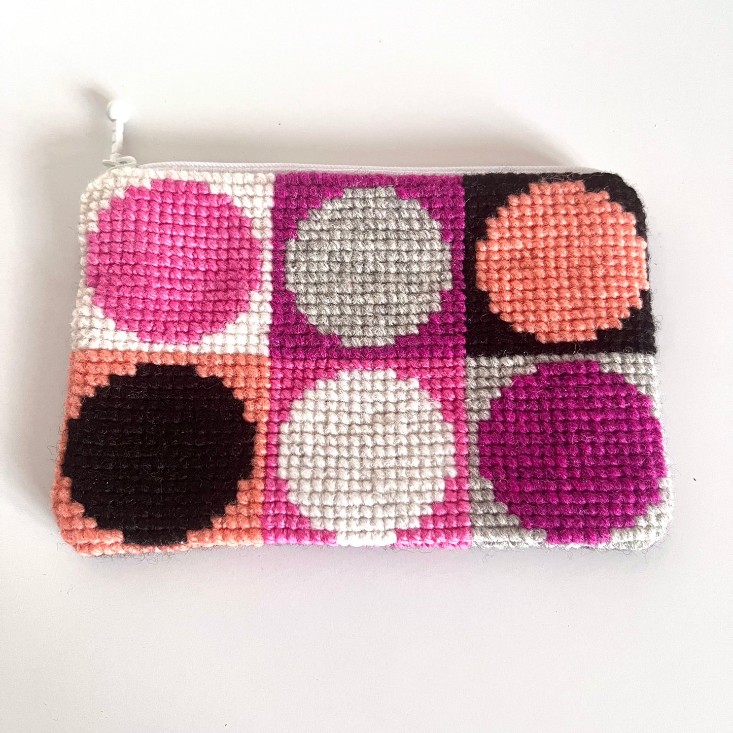 Unik handgjord nysydd börs portmonnä plånbok broderat korsstygn med ullgarn färg rosa grå vit svart aprikos hög kvalitet från Sverige broderat med mönster runda cirklar 