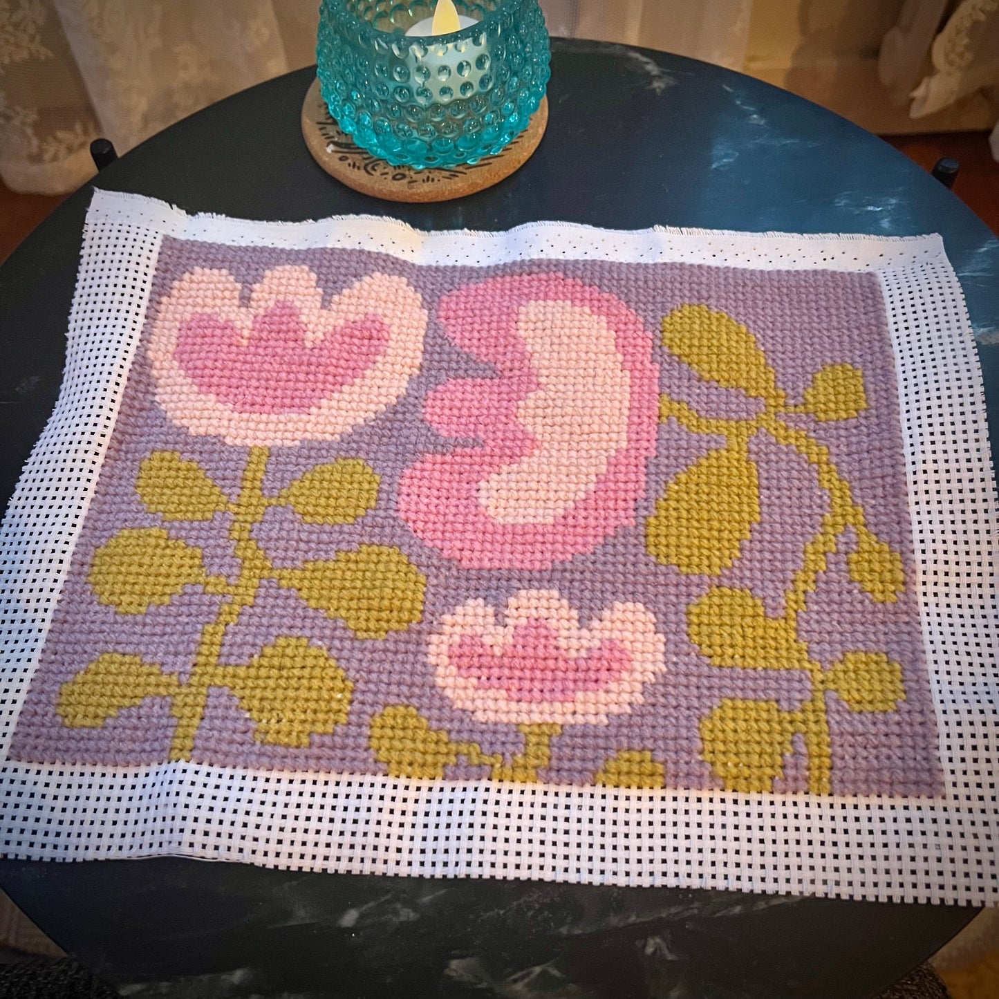 Broderikit med ullgarn ”snirkliga tulpaner, stora” 25,5x18,5cm