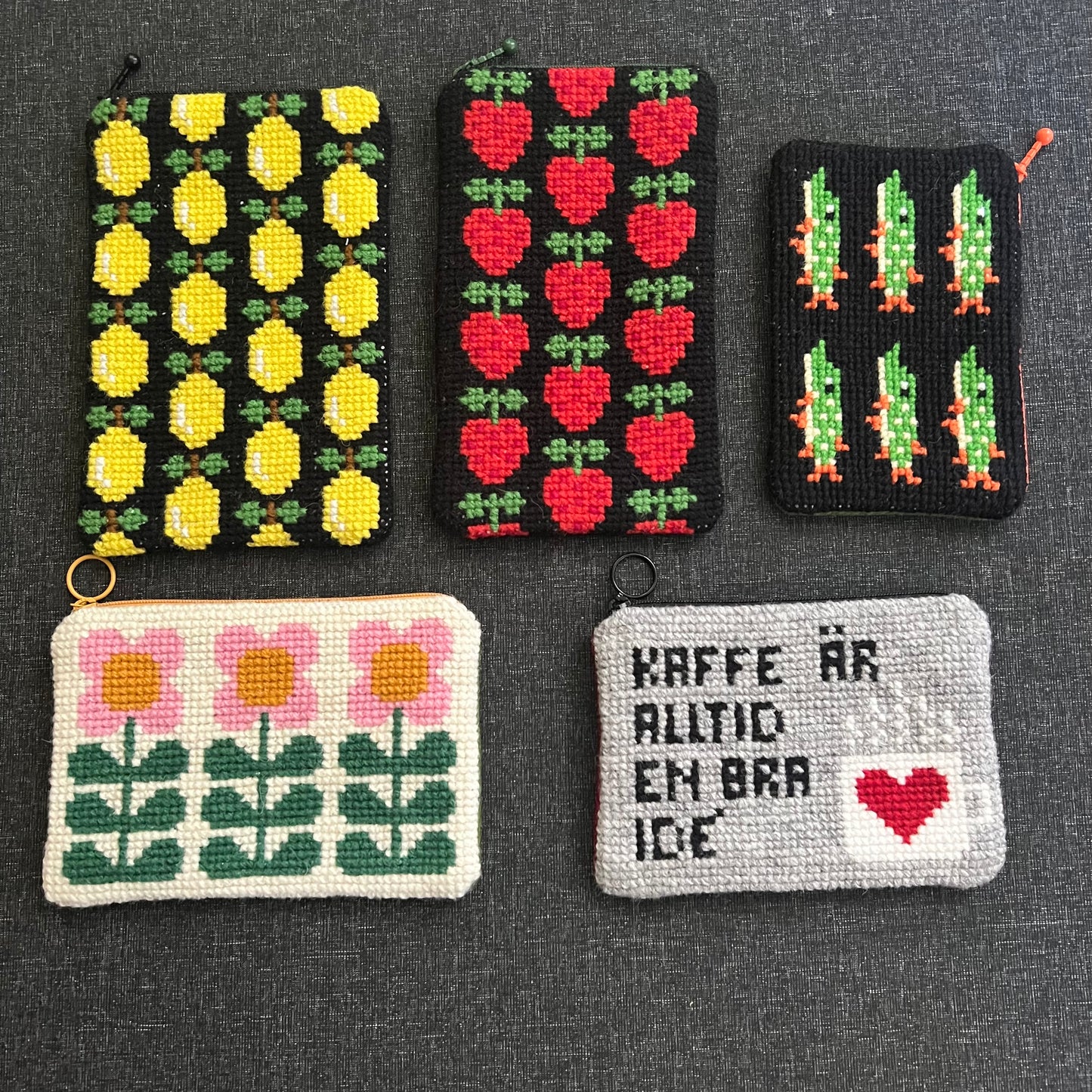 Handgjord unik börs, ”3 retroblommor” vit/grön/rosa 12x17cm