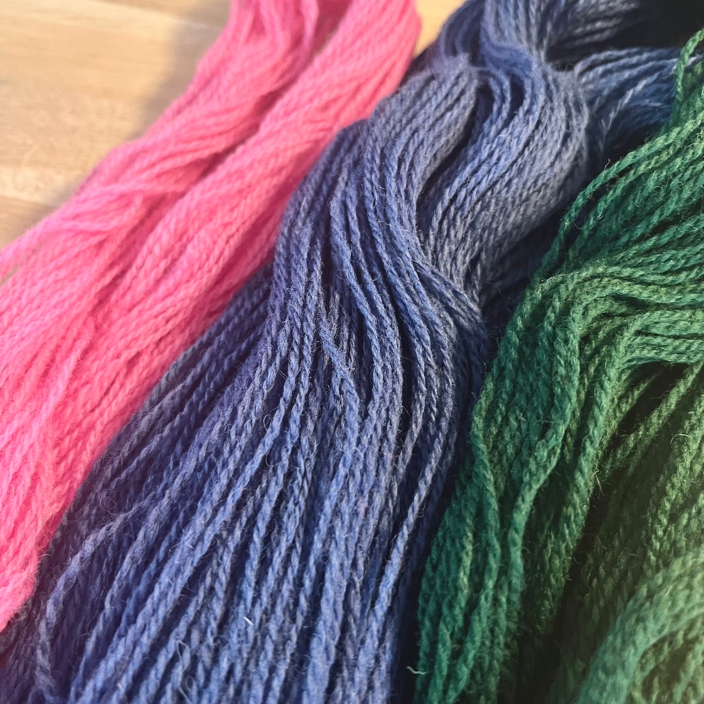 Broderikit med ullgarn ”blåbär i retrostil”