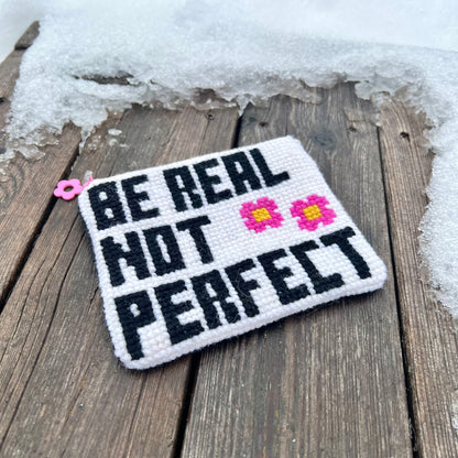 Ullbroderi kit med texten ”be real, not perfect” 14,5x12cm