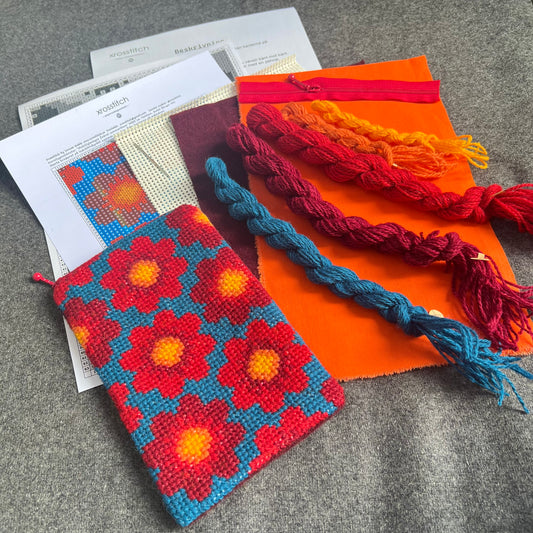 Mobil och glasögonfodral kit ”sommarblom” blå/röd 12x20cm