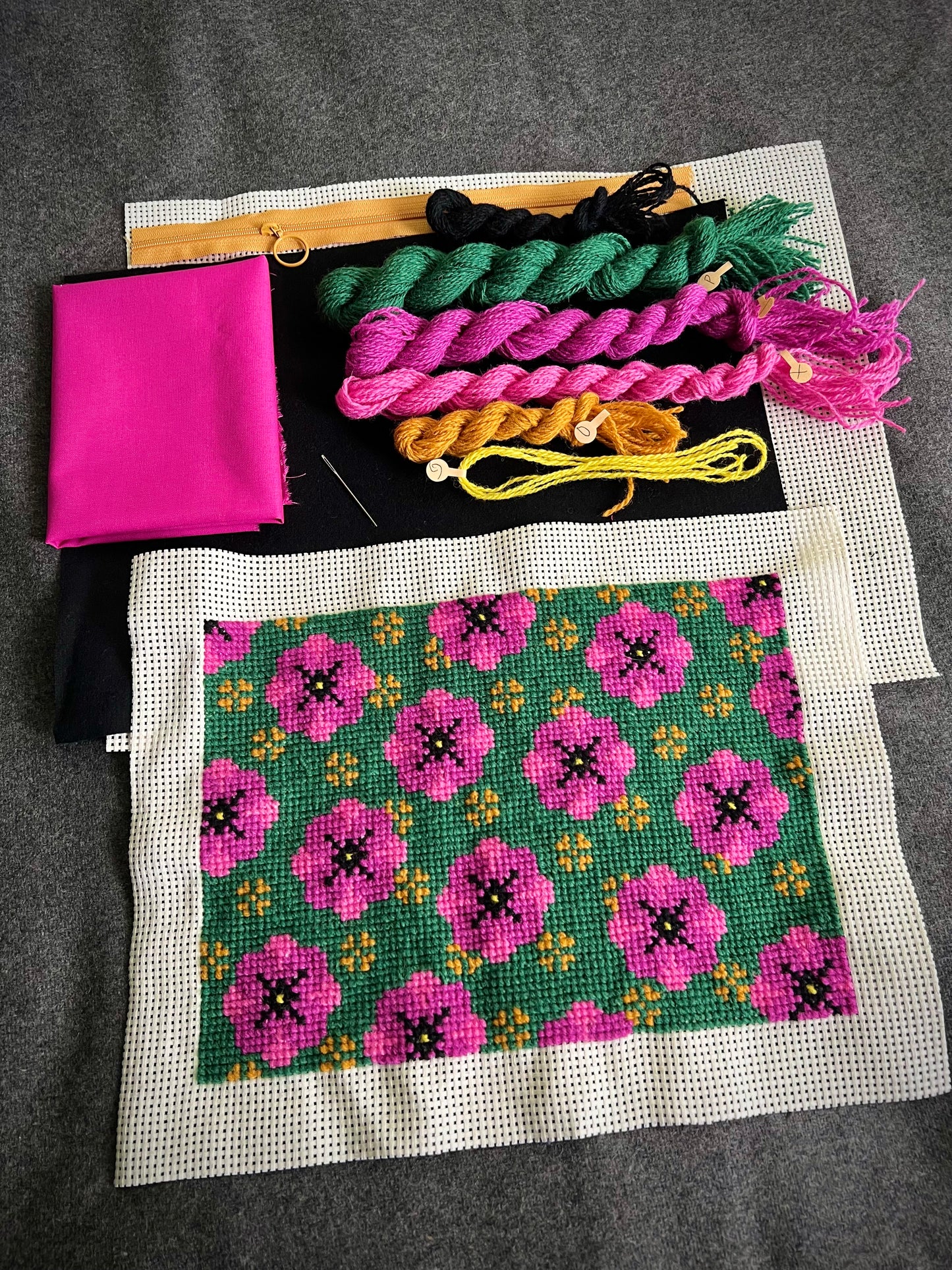 Broderi & sykit, stort fodral ”poppig petunia, stort” grön/rosa ca 20,5x28,5cm