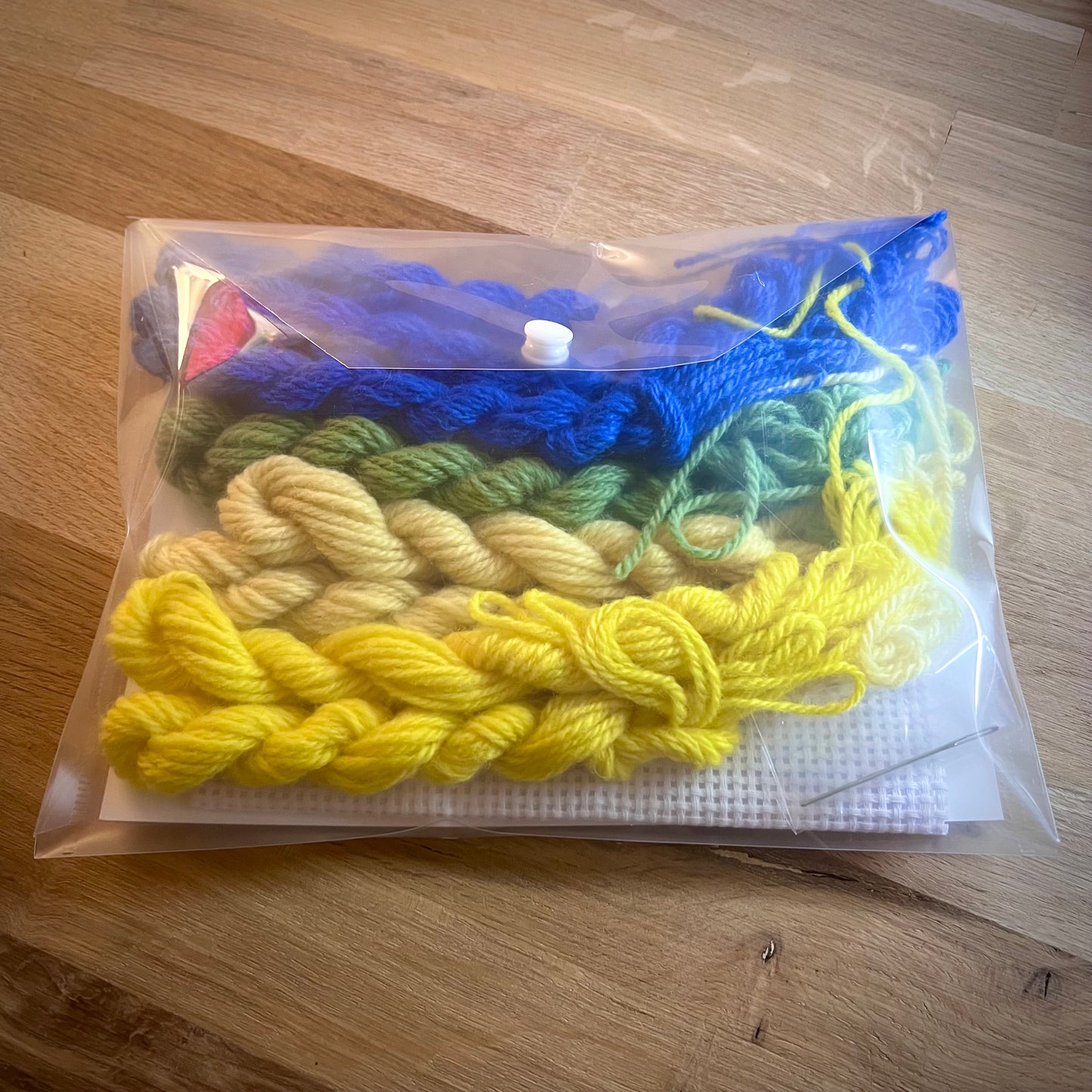 Broderikit med ullgarn ”snirkliga tulpaner, stora” 25,5x18,5cm