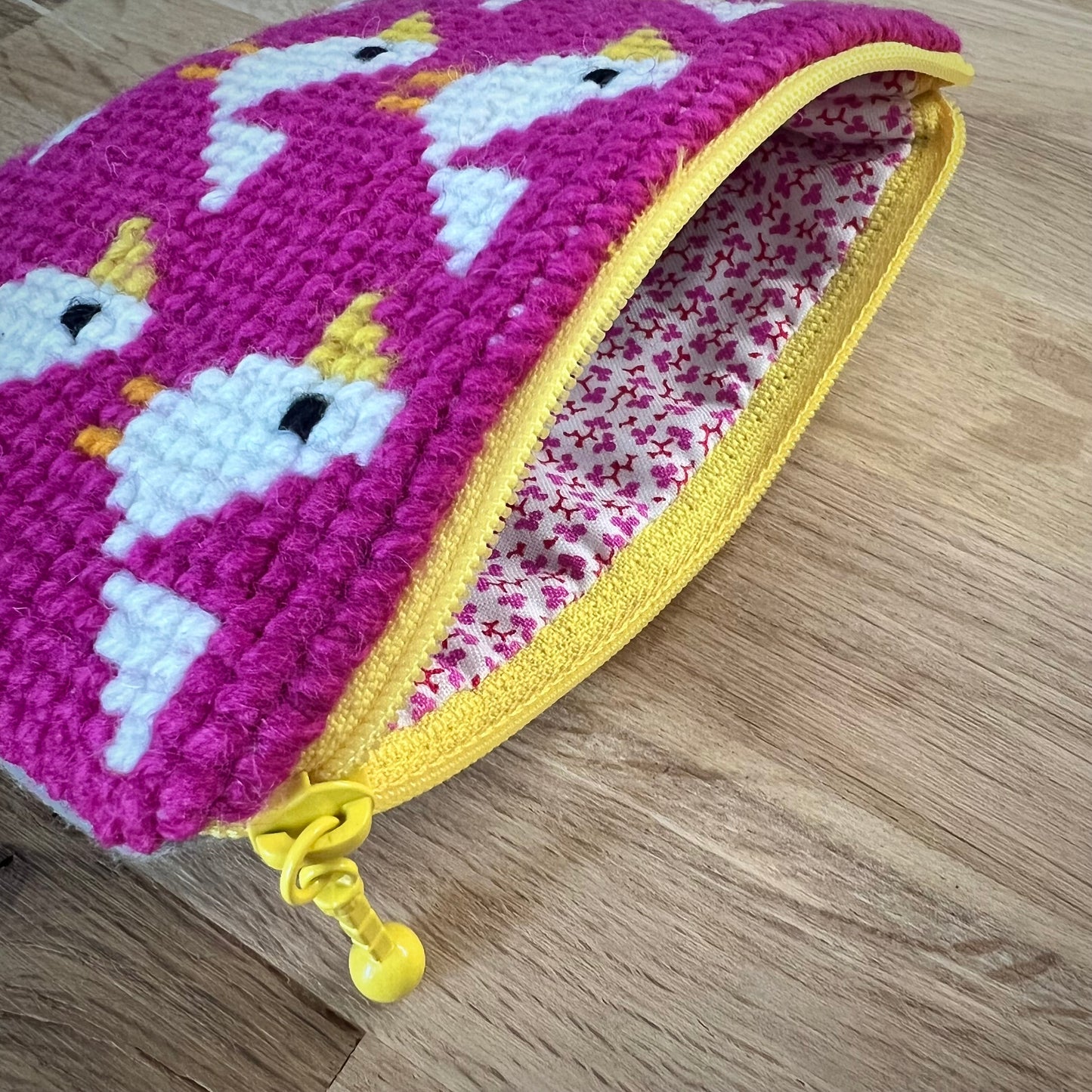 Handgjord unik börs, fina finkar, cerise/vit