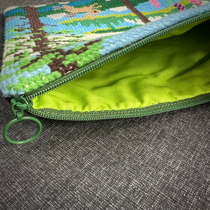 Broderi & sykit, stort fodral ”Där berget möter sjön, i harens rike” ca 20x28cm