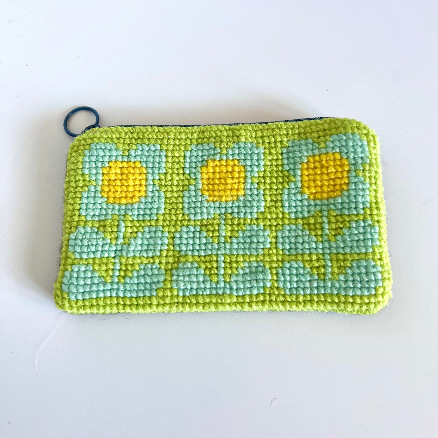 Handgjord unik börs korsstygns broderi i retrostil broderad i ull 3st blommor med blad på rad, eget unikt mönster gul grön och mint färg